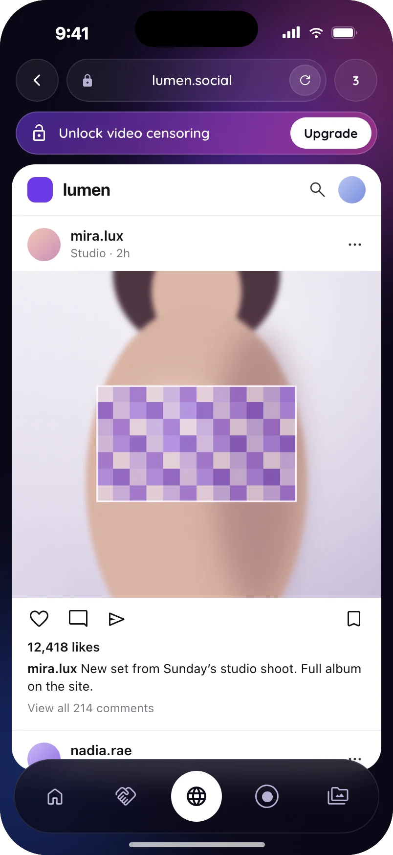 Browsing a social site inside Betachip, with a photo covered by Pixelate.